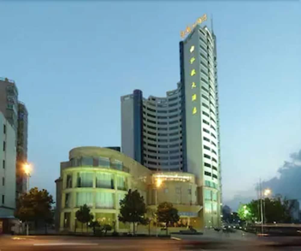 Hongyi Hotel Wuhan Bagian luar foto