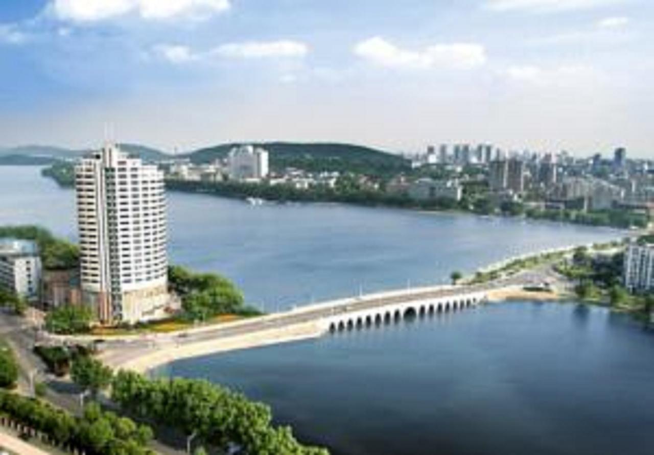 Hongyi Hotel Wuhan Bagian luar foto