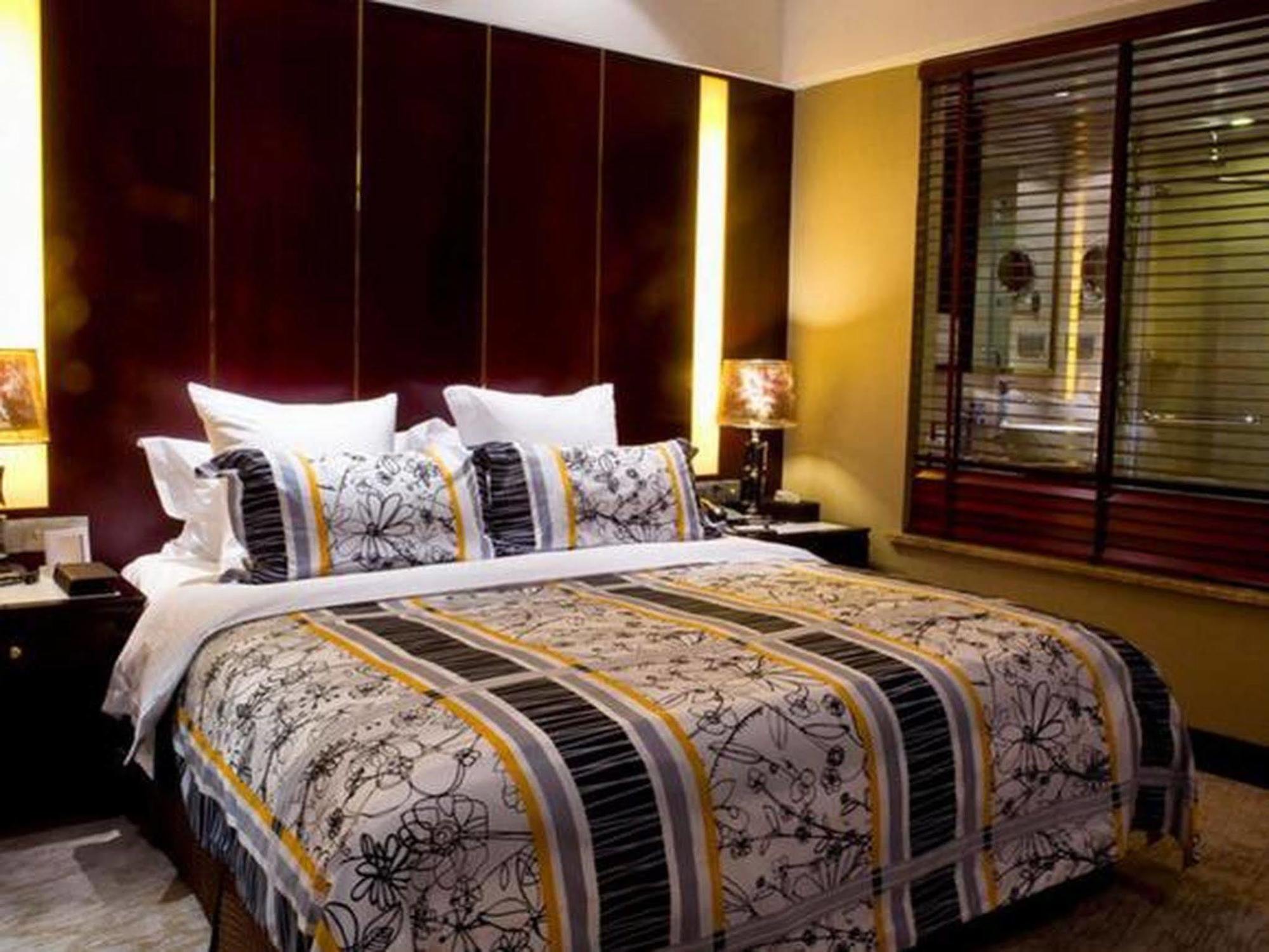 Hongyi Hotel Wuhan Bagian luar foto